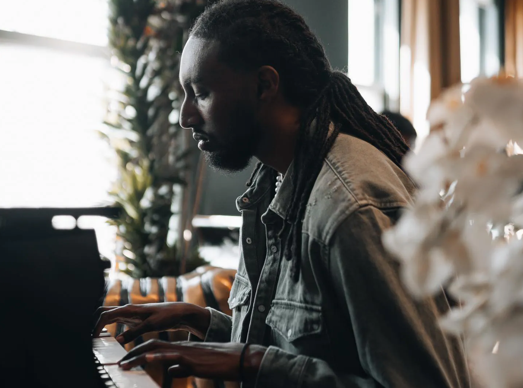 Heno. playing the piano. Photo by @bubba.gs